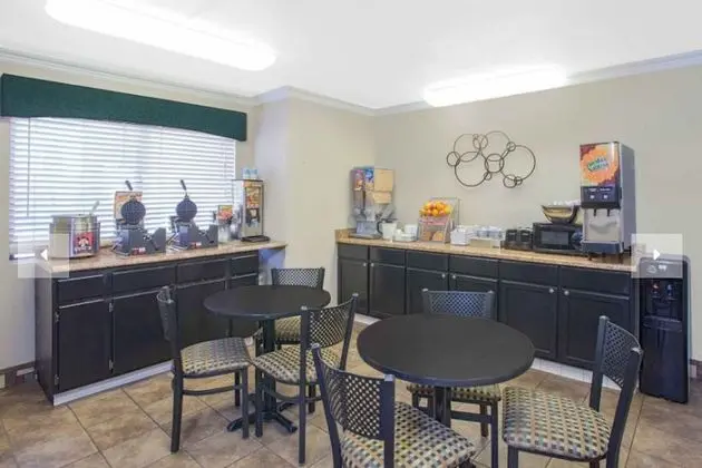 Super 8 by Wyndham Barstow