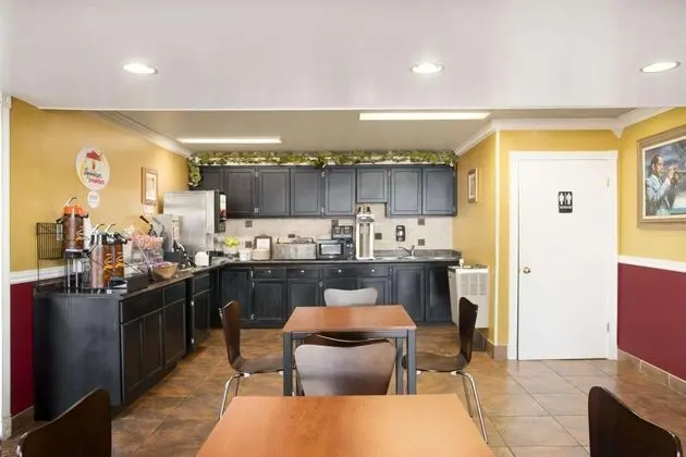Super 8 by Wyndham Baton Rouge/I-12
