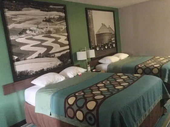 Super 8 by Wyndham Beaver Dam