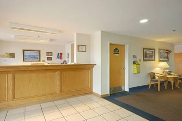 Super 8 by Wyndham Bedford - Lobi