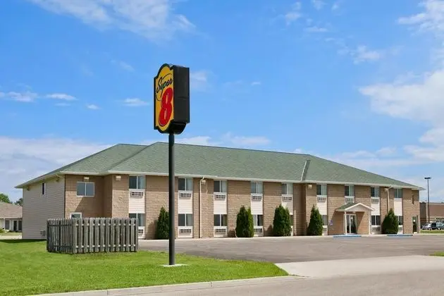 Super 8 by Wyndham Bottineau