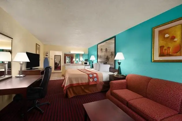 Super 8 by Wyndham Bradenton Sarasota Area