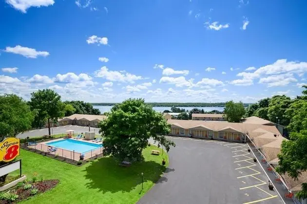 Super 8 by Wyndham Brockville - 1