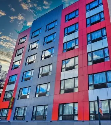 Super 8 by Wyndham Bronx Near Botanical Garden
