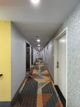 Super 8 by Wyndham Brooklyn Williamsburg - İç Mekan