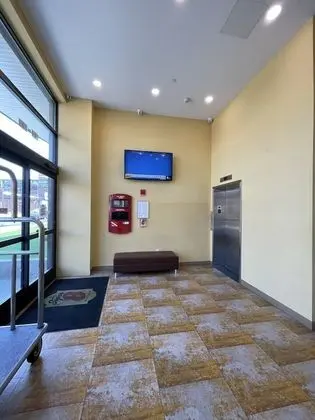 Super 8 by Wyndham Brooklyn Williamsburg - Lobi