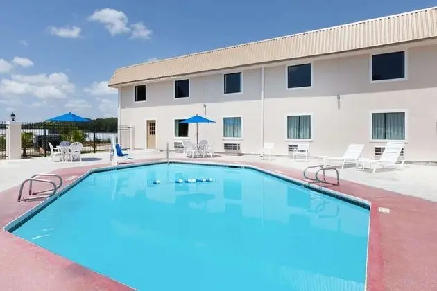 Super 8 by Wyndham Buffalo