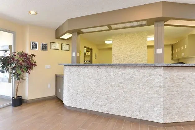 Super 8 by Wyndham Calgary / Airport - Lobi