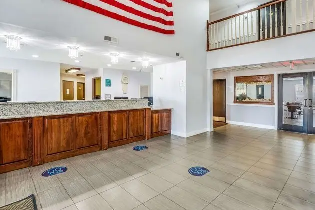 Super 8 by Wyndham Calvert City Kentucky Lake Area - Lobi