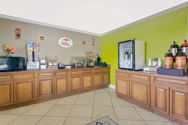 Super 8 by Wyndham Cartersville