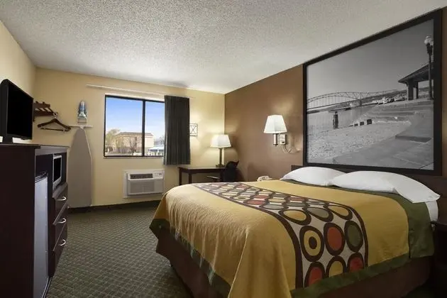 Super 8 by Wyndham Cedar Rapids - 1