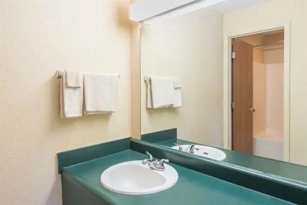 Super 8 by Wyndham Centerville-Richmond