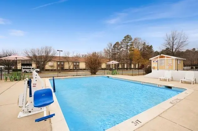 Super 8 by Wyndham Charlotte University