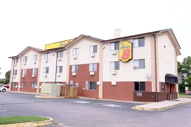 Super 8 by Wyndham Chester/Richmond Area