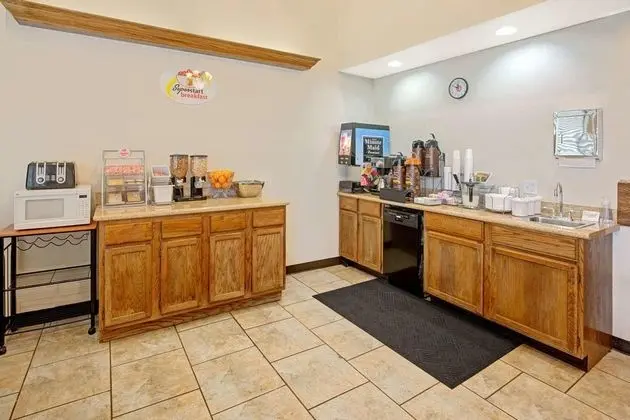 Super 8 by Wyndham City of Moore