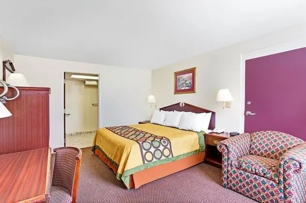 Super 8 by Wyndham Clarksville East - Genel