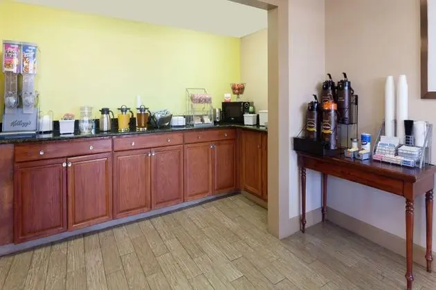 Super 8 by Wyndham Clarksville Northeast