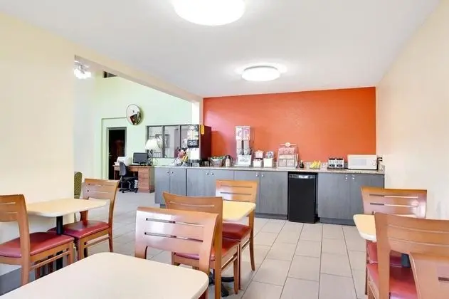 Super 8 by Wyndham Clearwater/St. Petersburg Arpt