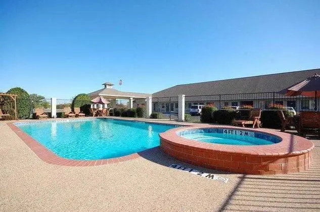 Super 8 by Wyndham Cleburne
