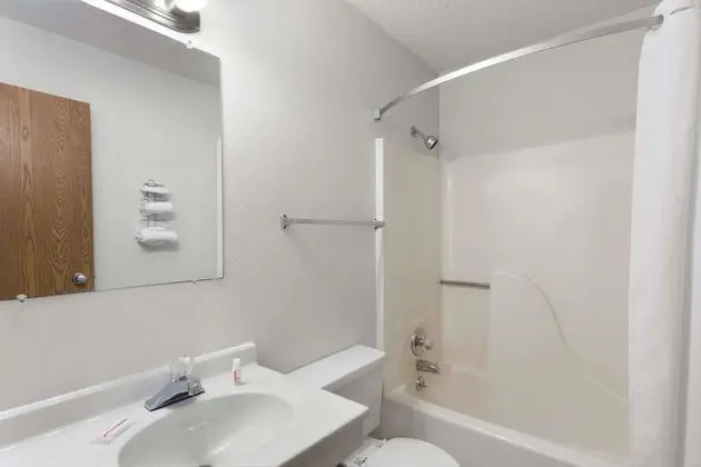 Super 8 by Wyndham Clinton