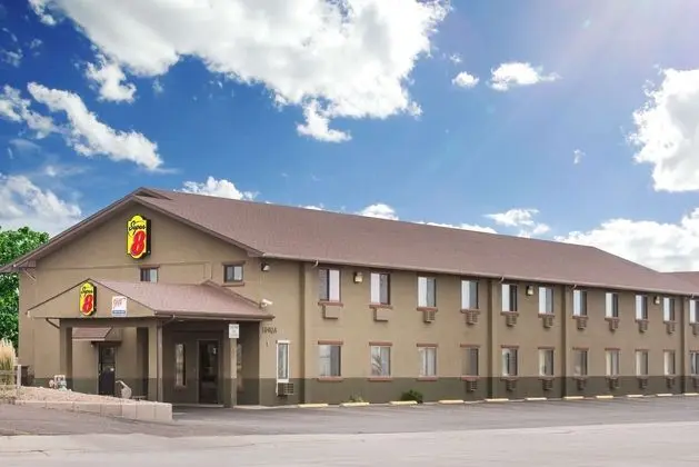 Super 8 by Wyndham Colby - Dış Mekan