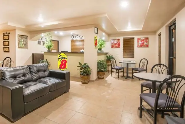 Super 8 by Wyndham Colby - Lobi