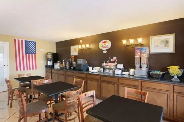 Super 8 by Wyndham College Park/Atlanta Arpt West