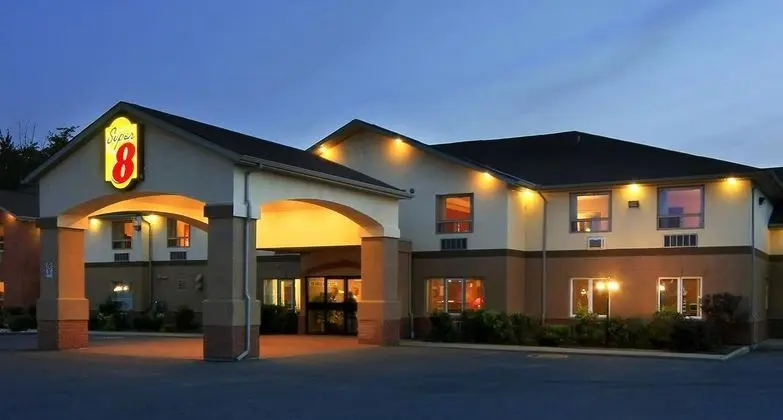 Super 8 by Wyndham Cornwall