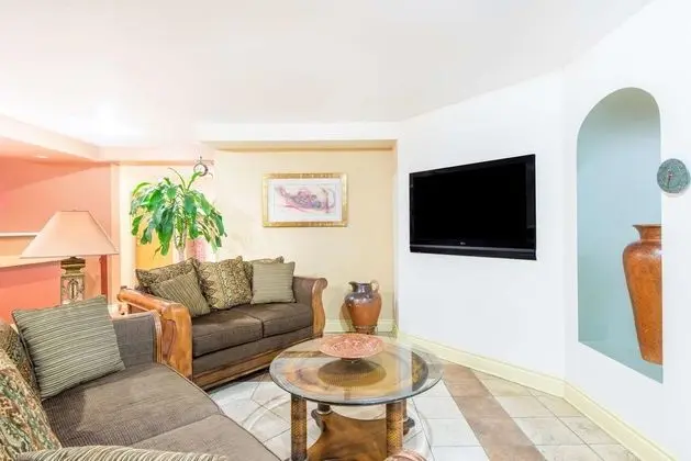Super 8 by Wyndham Cornwall - Genel
