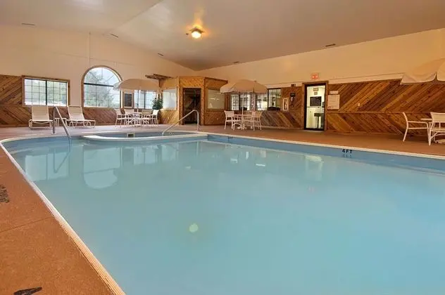 Super 8 by Wyndham Coshocton Roscoe Village - Havuz