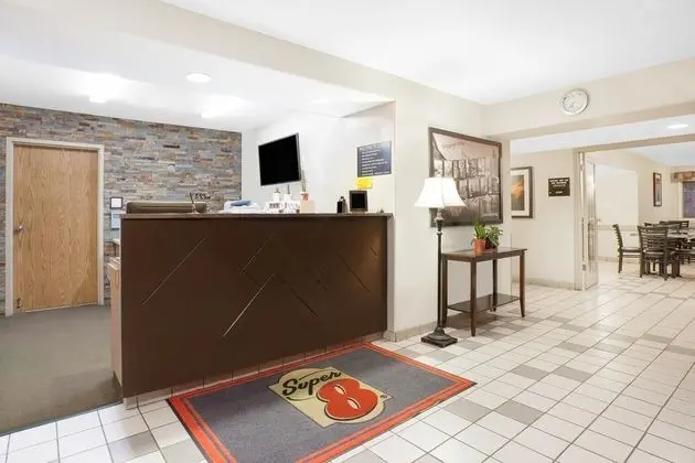 Super 8 by Wyndham Cranbrook - Genel