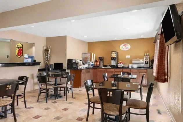 Super 8 by Wyndham Decorah