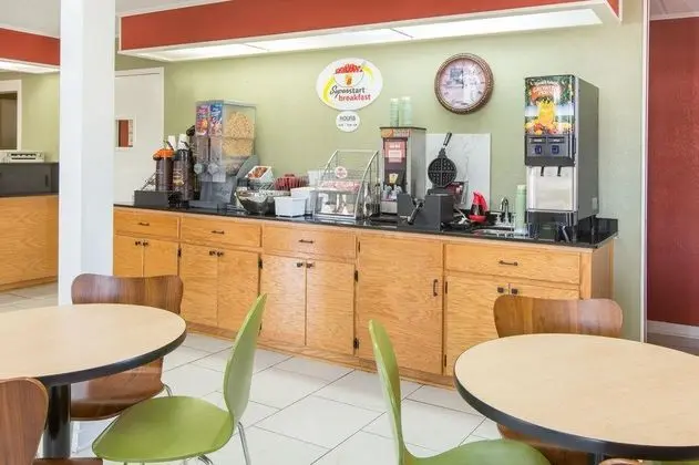 Super 8 by Wyndham Dothan