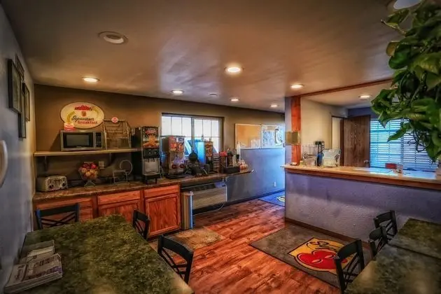 Super 8 by Wyndham Douglas