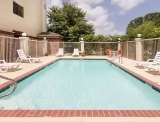 Super 8 by Wyndham Duson Lafayette West Area