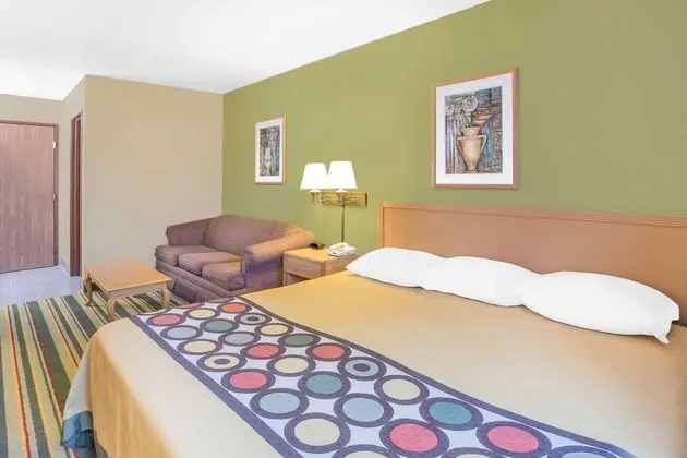 Super 8 by Wyndham East Moline