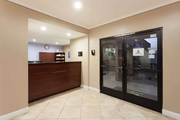 Super 8 by Wyndham El Cajon CA - Lobi