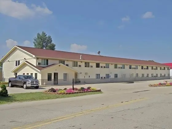 Super 8 by Wyndham Elkhart - 1