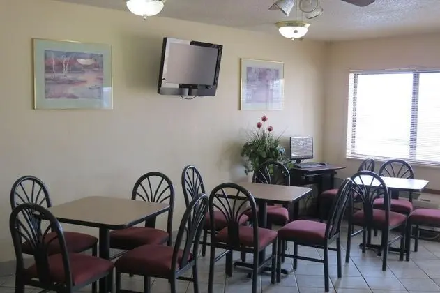 Super 8 by Wyndham Evansville East