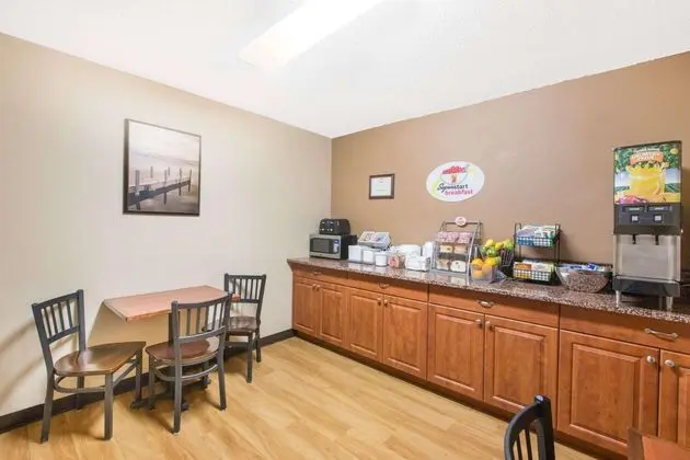 Super 8 by Wyndham Fairmont