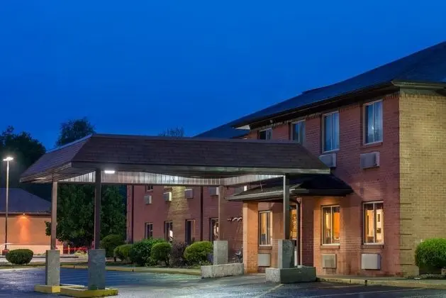 Super 8 by Wyndham Fairmont - Genel