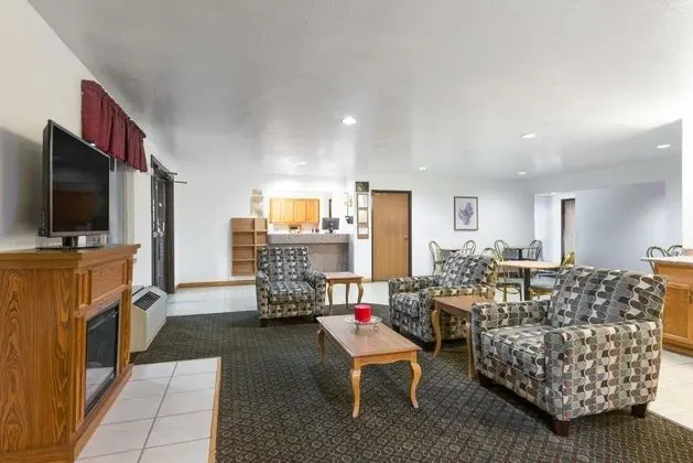 Super 8 by Wyndham Fairmont - Genel