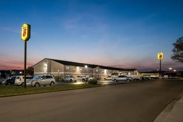 Super 8 by Wyndham Farmington - Dış Mekan