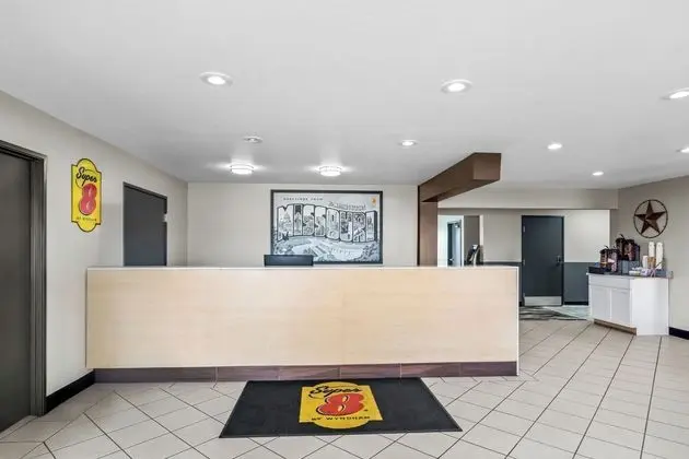 Super 8 by Wyndham Farmington - Lobi