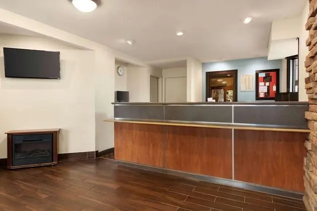 Super 8 by Wyndham Findlay - Lobi