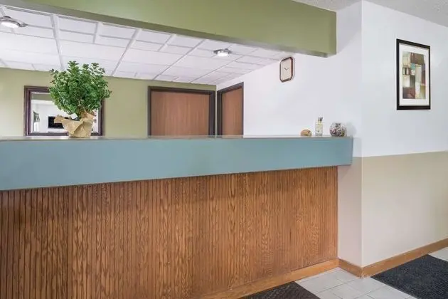 Super 8 by Wyndham Fond Du Lac - Lobi