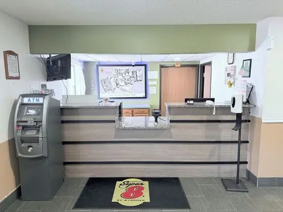 Super 8 by Wyndham Fond Du Lac - Lobi