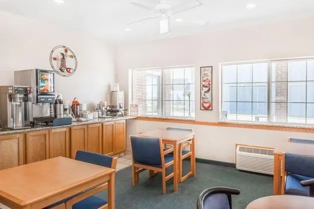 Super 8 by Wyndham Forest City