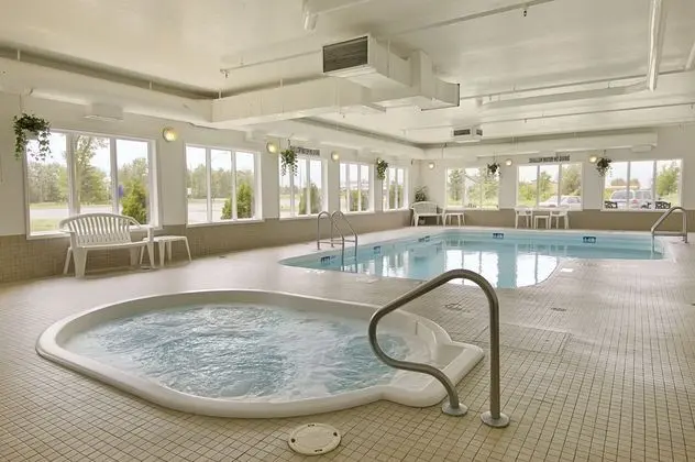 Super 8 by Wyndham Fort Frances - Havuz