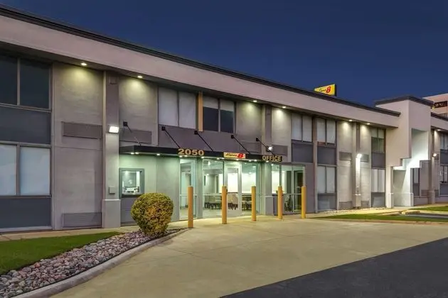 Super 8 by Wyndham Fort Worth Entertainment District - Dış Mekan